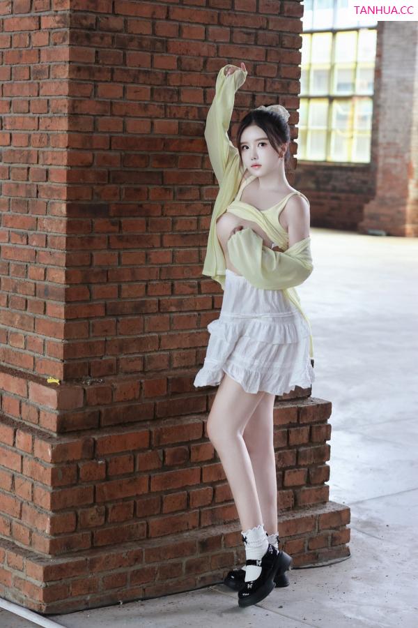   [XiuRen]高清写真图 2024.08.16 No.9024 小薯条nienie 美乳性感第24张图片